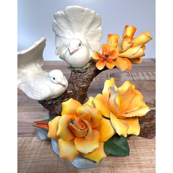 CAPODIMONTE Fine Porcelain Figure LOVE BIRDS Doves YELLOW ROSES Made in Italy - Picture 2 of 5